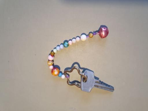 07/2024: Schlüssel mit buntem Perlenanhänger auf dem Rad-/Gehweg zwischen Großbodungen und Bischofferode am 30.03.2024 gefunden